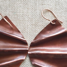 Load image into Gallery viewer, Scalloped Patina Earring Copper
