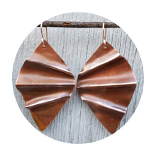 Load image into Gallery viewer, Scalloped Patina Earring Copper
